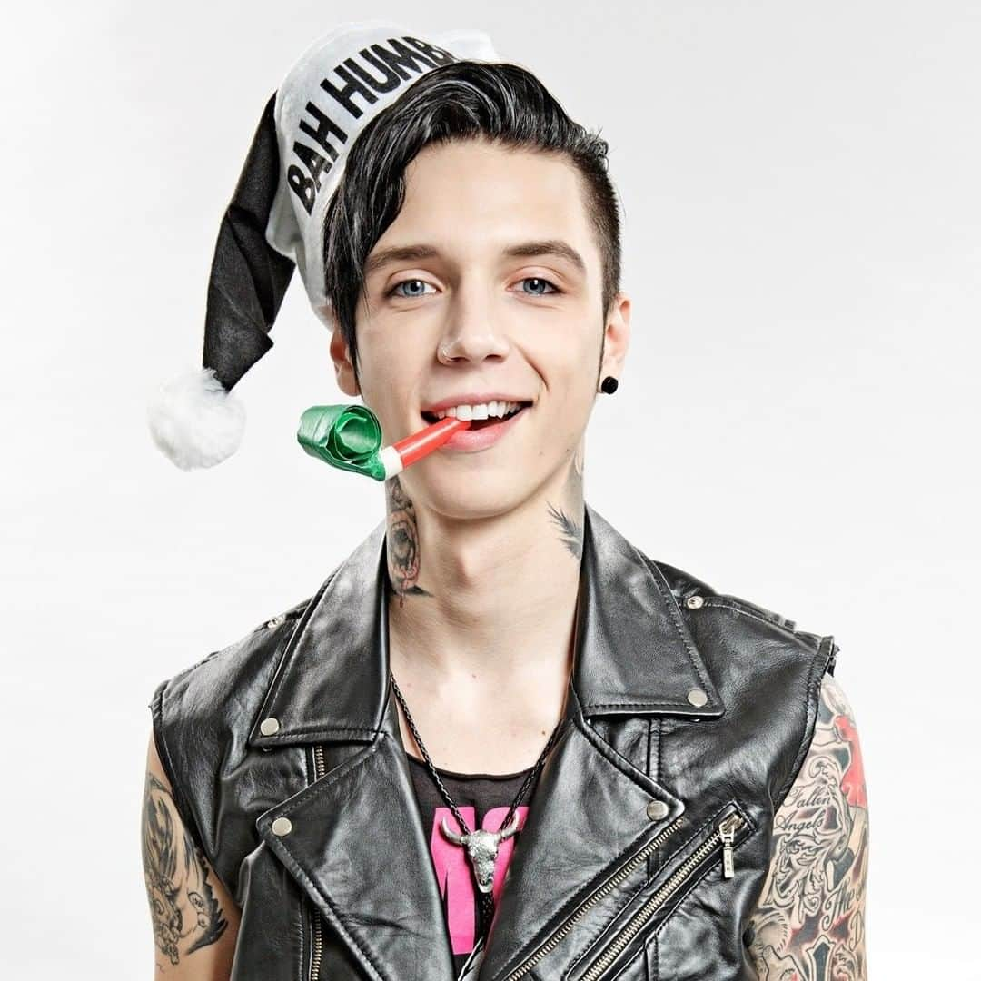 Kerrang!さんのインスタグラム写真 - (Kerrang!Instagram)「Throwback to Andy Black's Kerrang! Christmas photoshoot 🤘🎄 ⠀⠀⠀⠀⠀⠀⠀⠀⠀ 📸: @paulharries ⠀⠀⠀⠀⠀⠀⠀⠀⠀ @andyblack @blackveilbrides #kerrang #kerrangmagazine #andybiersack #andyblack #blackveilbrides」12月25日 21時30分 - kerrangmagazine_