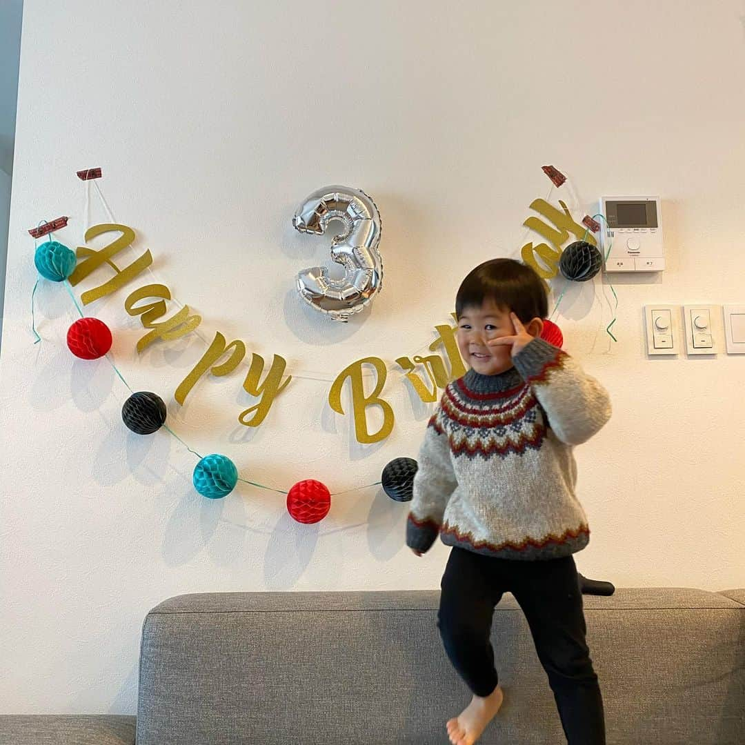 小池龍太のインスタグラム：「暖くん3歳🎊🎂 Happy birthday & Merry Christmas 🎅❤️  これからも元気で面白い暖くんがいっぱい成長出来ますように😊  #最近は可愛いと言うとカッコいいでしょと言われます #良い一年になりますように」