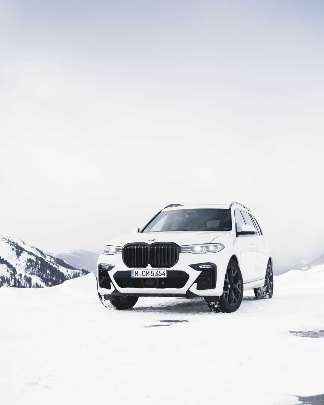 BMWさんのインスタグラム写真 - (BMWInstagram)「When it snows you have two choices: shovel or having fun. The BMW X7. #TheX7 #BMW #BMWrepost @joinolli」12月25日 21時30分 - bmw