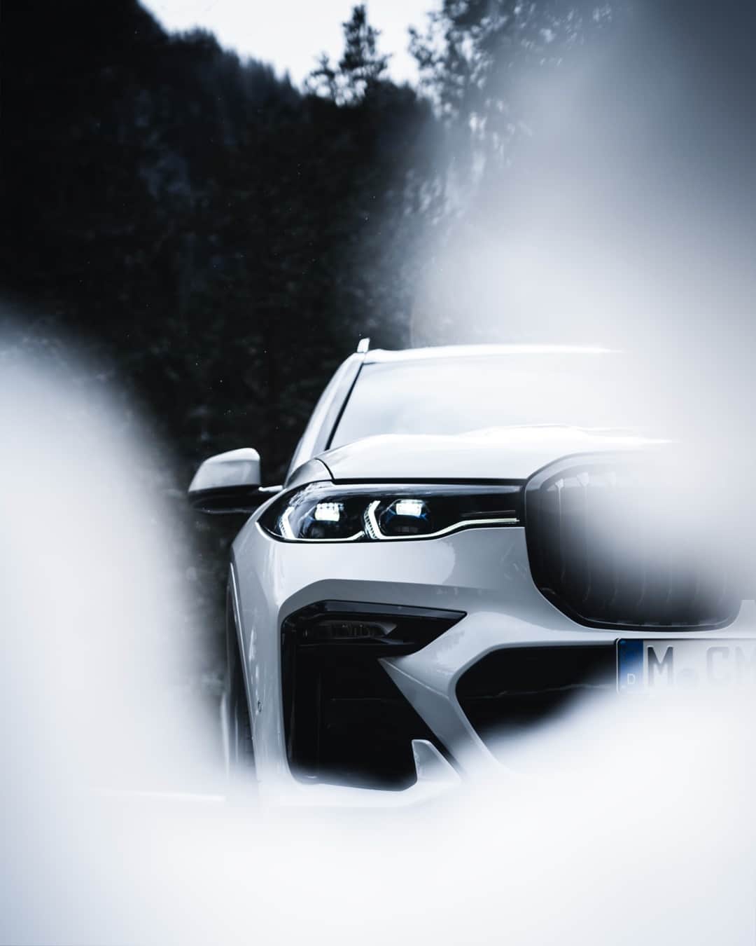 BMWのインスタグラム：「When it snows you have two choices: shovel or having fun. The BMW X7. #TheX7 #BMW #BMWrepost @joinolli」