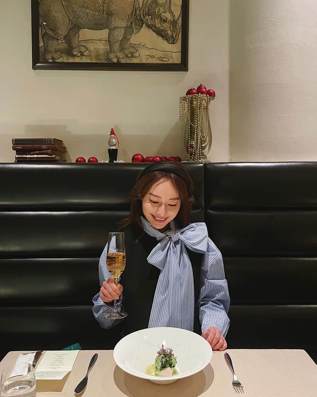 小祝麻里亜のインスタグラム：「コメントやメッセージ、LINEなど…みなさま有難うございました🥲🥂🎄🎁　お陰様で幸せで楽しい誕生日、クリスマスになりました🎅  ここで出会った皆様もこれからも宜しくお願いします❣️年末に向けてお身体ご自愛くださいね🥰❄️❄️」