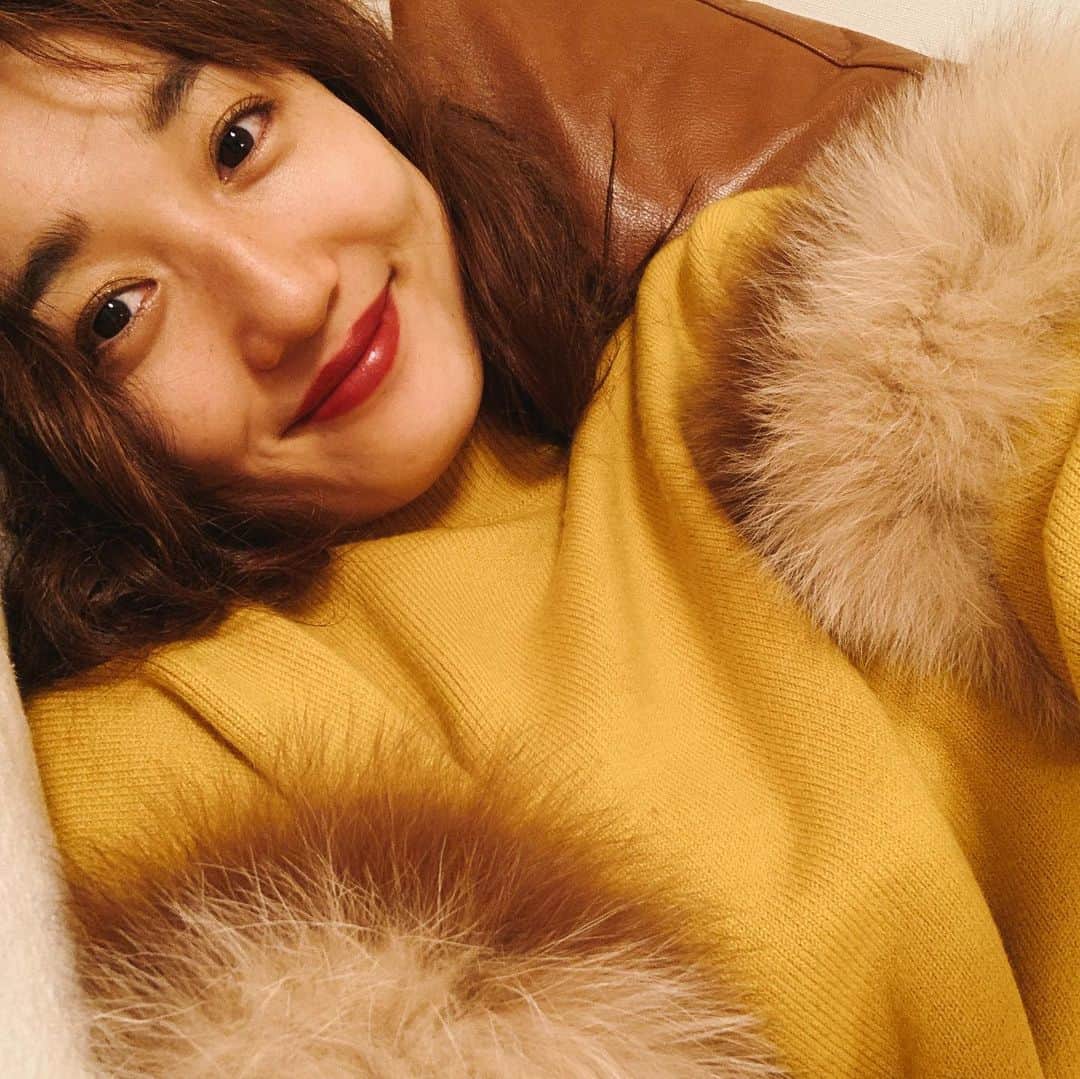 神田咲実のインスタグラム：「Merry Christmas🎄✨  @chanelofficial のクリスマスコフレでメイクして  おうちでごろごろクリスマス💛❤️  リップには赤のラメが入ってる😍 ラメ好きにはたまらない  そして ごろごろしながら写真撮ってたら 久しぶりにボブにしたいなぁ🤔  なぁんて思ったクリスマス🎅  #happychristmas #2020」