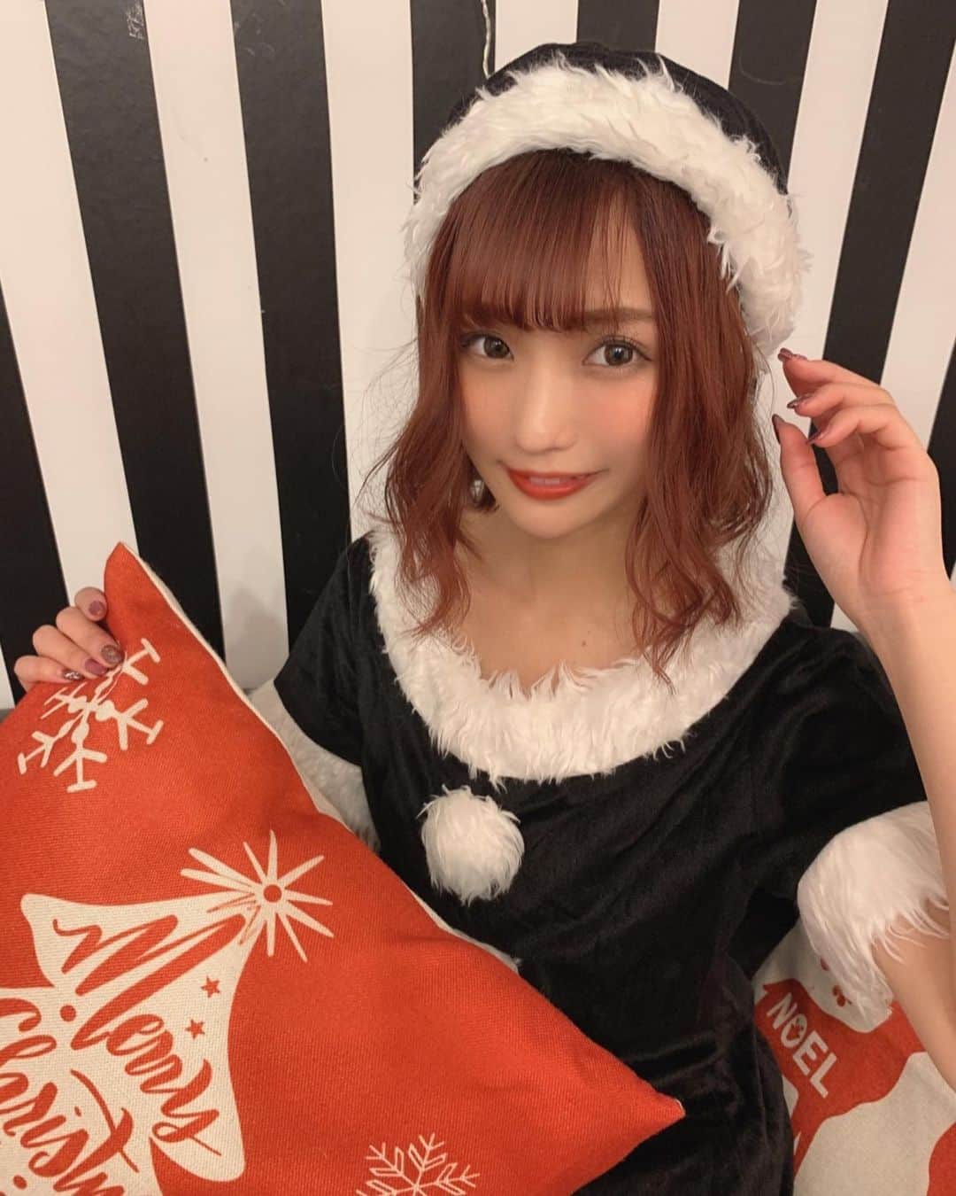 小林智絵さんのインスタグラム写真 - (小林智絵Instagram)「. . . . . Merry Christmas🎄❤️ . . ブラックサンタです🎅!! . 来年のクリスマスは会えますようにっ♥︎ . . プレゼントは貰えたかな🎁?? . . . . . #christmas #merrychristmas #pimms #idol #kawaii #cute #japan #tokyo #black #red #メリークリスマス #クリスマス #サンタコス #ブラックサンタ #ボブ #ボブヘアアレンジ #日本 #東京 #巻き髪」12月25日 21時33分 - kobayashichie_1012