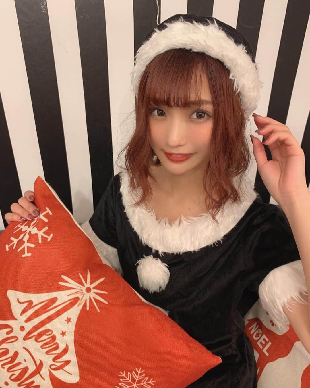 のインスタグラム：「. . . . . Merry Christmas🎄❤️ . . ブラックサンタです🎅!! . 来年のクリスマスは会えますようにっ♥︎ . . プレゼントは貰えたかな🎁?? . . . . . #christmas #merrychristmas #pimms #idol #kawaii #cute #japan #tokyo #black #red #メリークリスマス #クリスマス #サンタコス #ブラックサンタ #ボブ #ボブヘアアレンジ #日本 #東京 #巻き髪」
