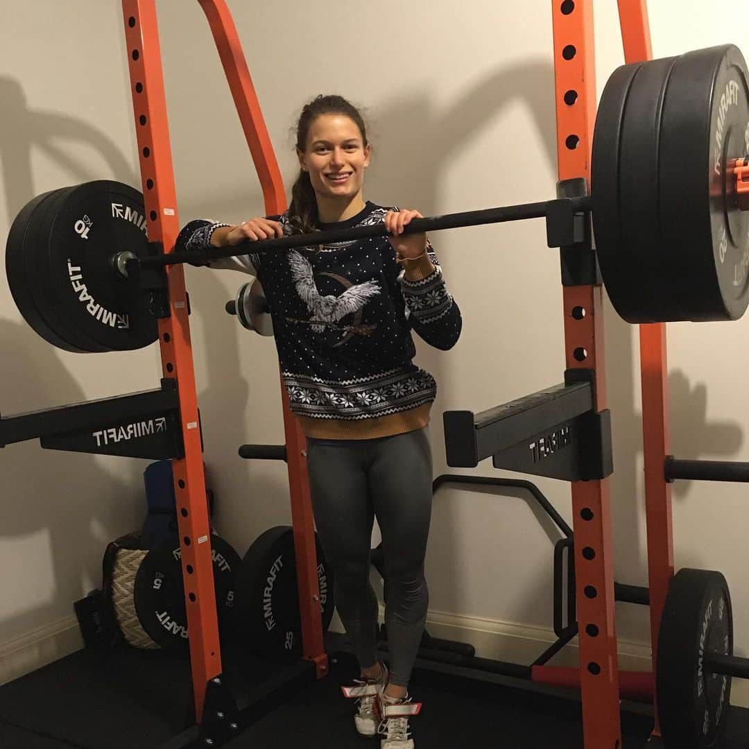 ゾーイ・クラークのインスタグラム：「Merry Christmas everyone! Not feeling the most Christmasy this year so I’ve got the Christmas jumper and music on in the gym this morning to help me feel more festive 🎄 🎅 ❄️」