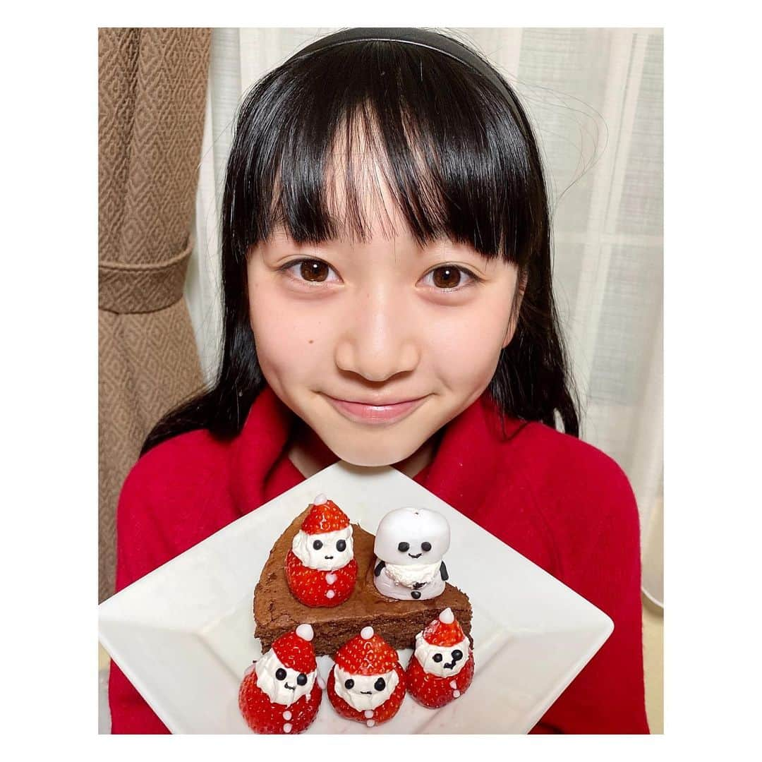 横溝菜帆さんのインスタグラム写真 - (横溝菜帆Instagram)「🍓 今年のクリスマスケーキは、親戚のおばちゃんが焼いてくれたガトーショコラ！ 私が、いちごのサンタを作って飾りました🎅🏻  #いちごのサンタ」12月25日 21時36分 - y_naho_te