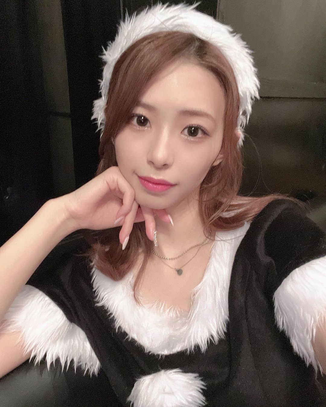 川崎ひかるのインスタグラム：「Merry Christmas 🎄🤍🖤 . . . . . #クリスマス #黒サンタ #ブラックサンタ  #サンタコス #サンタ #コスプレ #カラコン #自撮り #自撮り女子 #他撮り #ワンホン #アイドル #東京 #韓国 #中国美女 #코스프레 #산타 #크리스마스 #japanesegirl #idol #japaneseculture #fff #selfie #selca #followforfollowback #like4likes #like4follow #selfie #daily #dailylook #ootd」