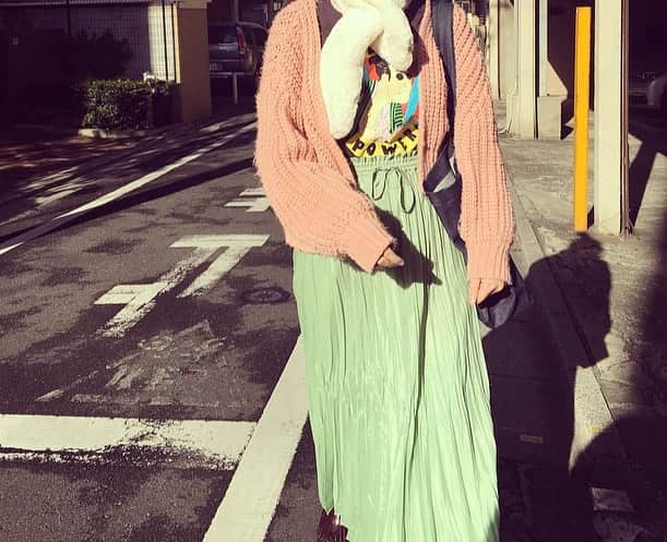千眼美子のインスタグラム：「・ 春みたいな格好でした。 #earth  #graniph  #nicoand  #靴下屋」