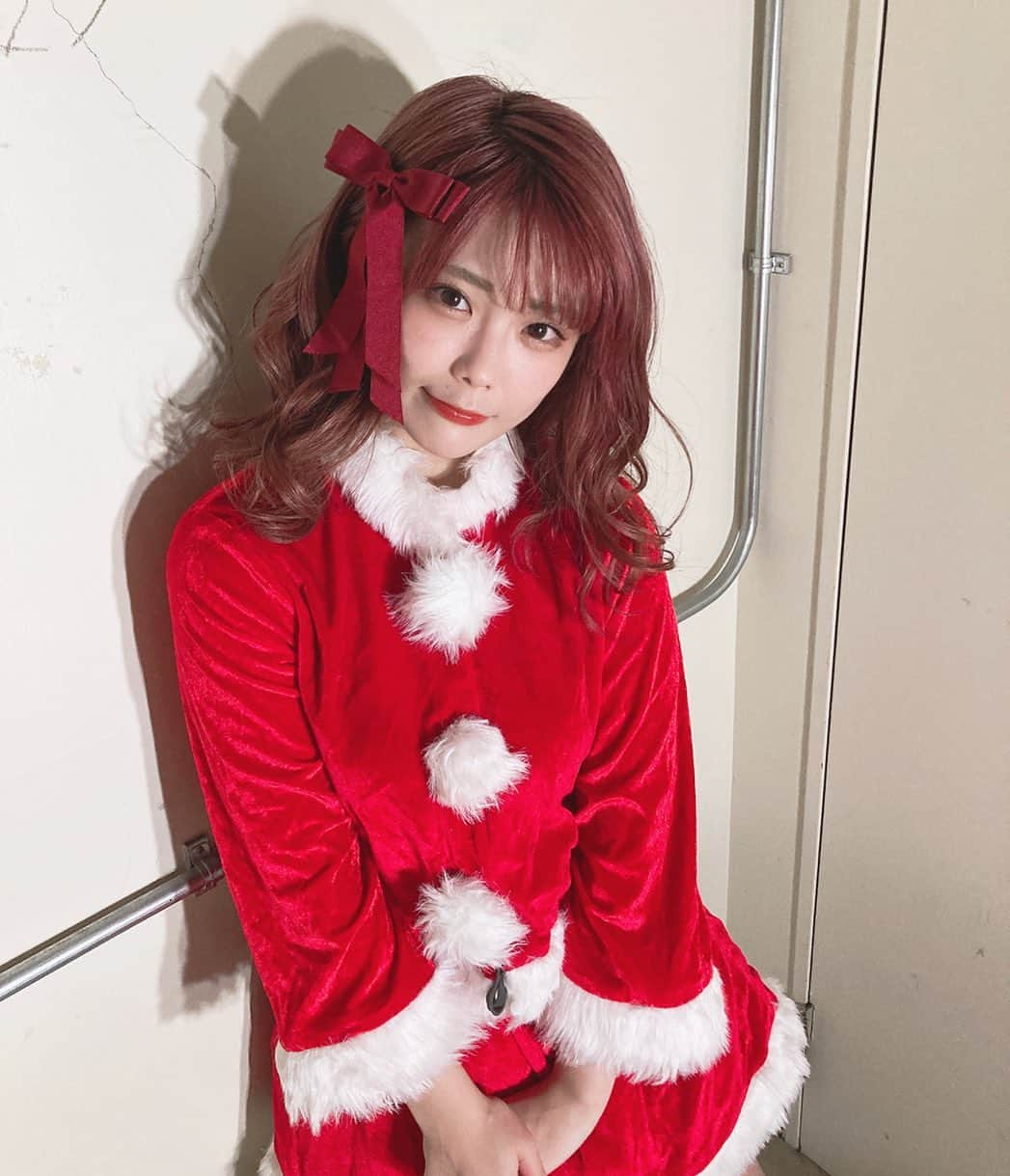 川村虹花のインスタグラム：「メリークリスマス🥰🎄 きっとサンタ着るのは最後だな〜🥺  #merrychristmas  #メリークリスマス #サンタコス」