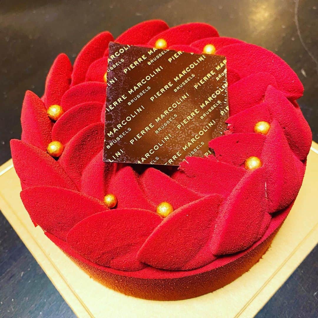 なちゅのインスタグラム：「ﾒﾘｸﾘ🎄❤️💚 今年は #ﾋﾟｴｰﾙﾏﾙｺﾘｰﾆ ❤️💚❤️💚❤️ #PierreMarcolini #ノエルドゥピエール2020 赤が綺麗🌹 #🎄 #🎅 #🍗 #🎂 ❤️Merry Xmas💚  笑顔で過ごせる幸せ❤️💚 サンタさんありがと🎅✨🍗🎁🎄  みんなにとって素敵な クリスマスになりますように🤍」