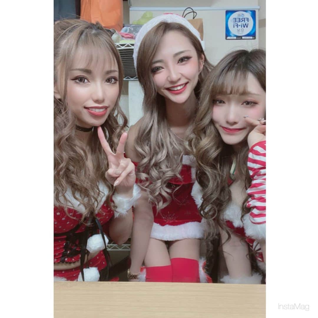 あゆかのインスタグラム：「メリークリスマス🎁🎄🎅 サンタさんきた🥰 最高のクリスマスプレゼントだった🎅 今日も頑張ってこよ！！  .  .  .  #千葉キャバクラ#千葉富士見キャバ嬢#千葉富士見町キャバ嬢#千葉富士見キャバクラ#arドレス#ジュエルズドレス#オンラインキャバクラ#ファッション好きな人と繋がりたい#ヘアメイク#お家スタイル#息してる？#followｍe4 #follow4like#followtrain」