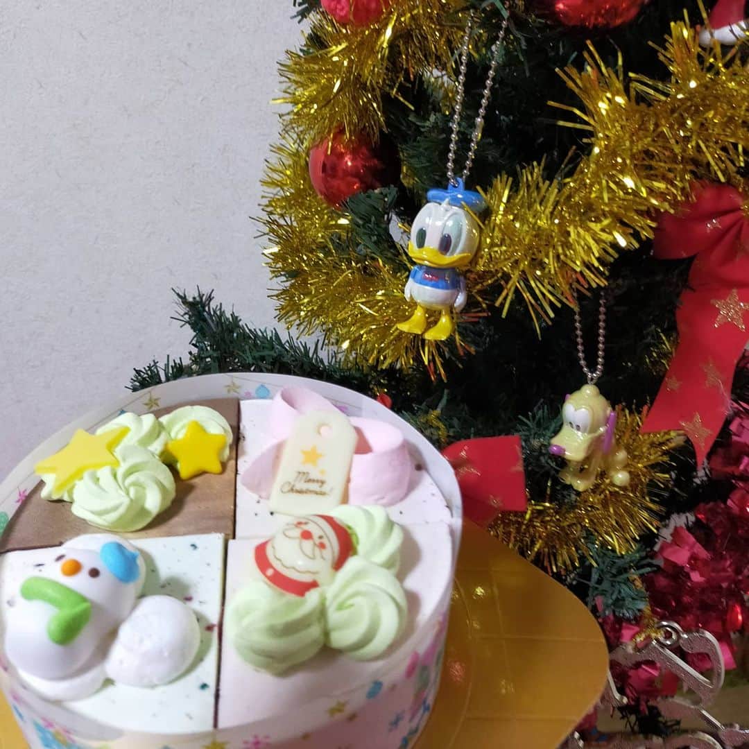 山下萌亜さんのインスタグラム写真 - (山下萌亜Instagram)「. 今日はクリスマス〜🎄🎁 ╰(*´︶`*)╯♡ . みんなのところにはサンタさん来たかな？！ . モアはさっきストーリーにもアップしたけど @igari_shinobu  さんのアイブロウパウダーとブラシがきました〜🥰 . サーティワンのアイスケーキ食べたのお〜！！おいしかった😘雪だるま☃かわいい💞 . . #クリスマス#Christmas#クリスマスツリー#くりすます#サーティワン#サーティーワンアイスクリーム#アイスケーキ#パペット」12月25日 21時40分 - _8_7__moa