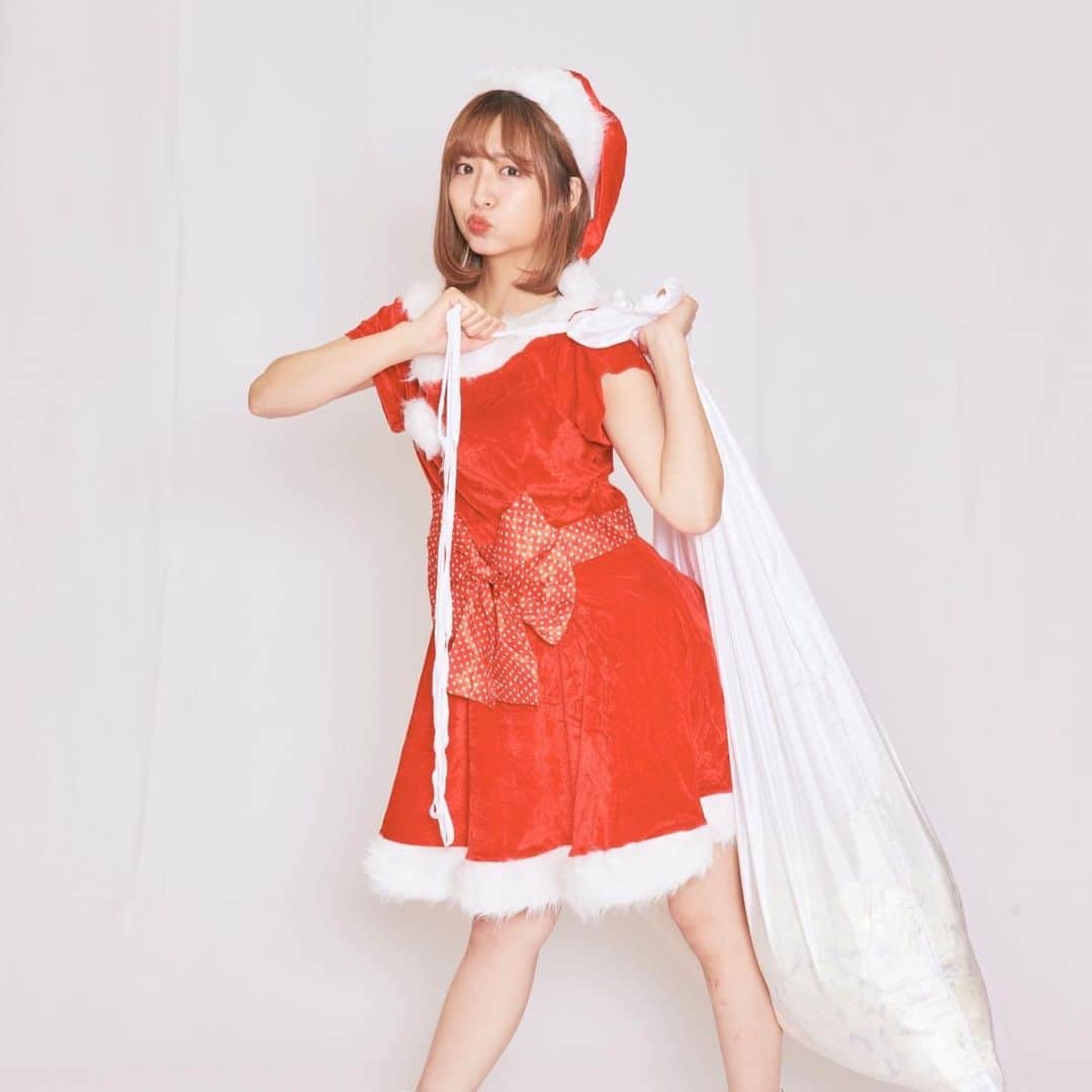 東京パフォーマンスドールのインスタグラム：「香帆サンタがみんなのもとへ﻿ プレゼントをお届け🎁﻿ ﻿ 🄿🄷🄾🅃🄾﻿ Jumpei Yamada(J.Y.P.O.)﻿ ﻿ #TPD2020﻿ #東京パフォーマンスドール﻿ #tokyoperformancedoll﻿ #クリスマス﻿ #サンタクロース﻿ #プレゼント #可愛すぎるサンタさん #idol﻿ #浜崎香帆 ﻿」
