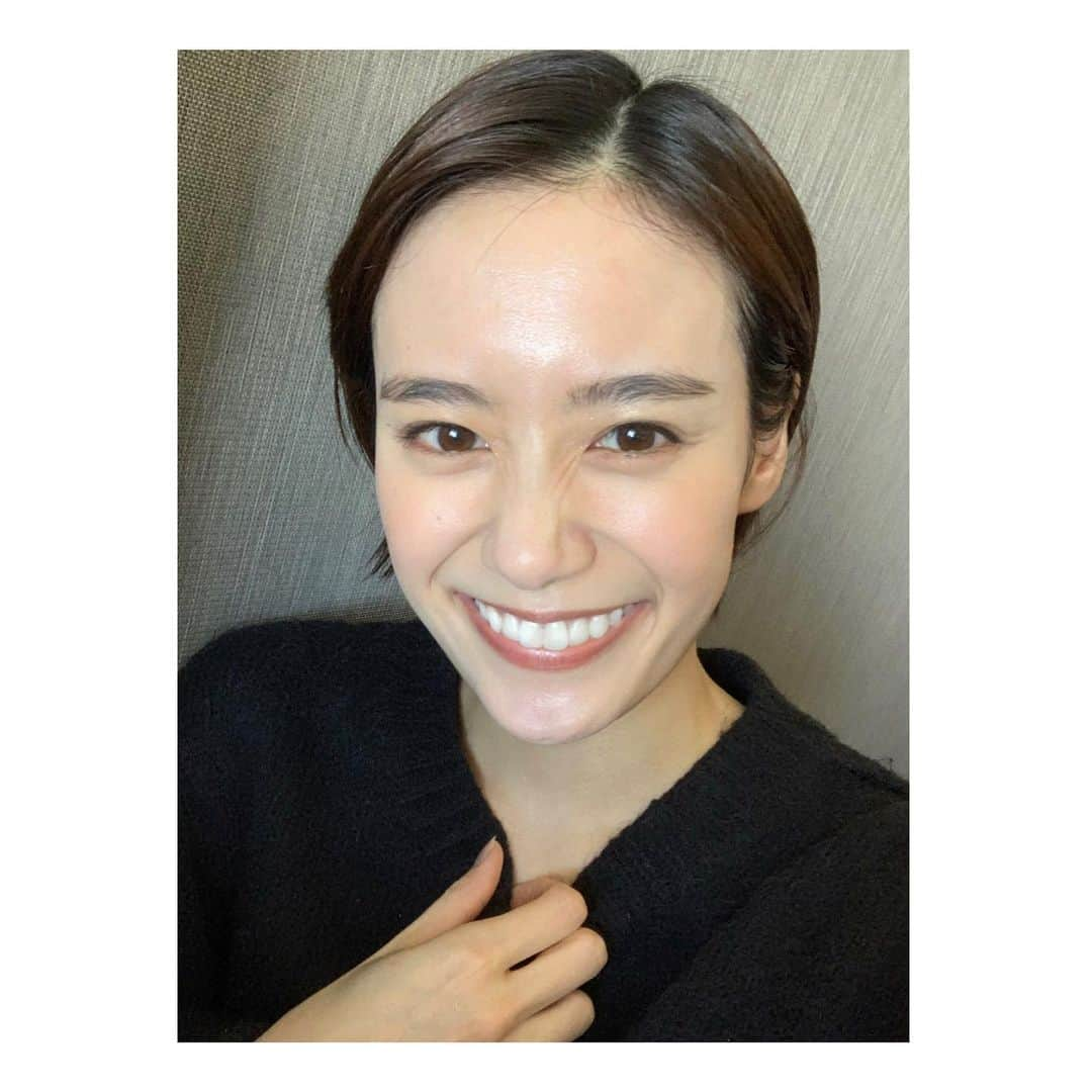 吉田志織さんのインスタグラム写真 - (吉田志織Instagram)「お仕事終わりは 前髪を上げて帰ります＾＾ 暖房で乾燥しますね🥲 保湿をしなければいけない！！  #保湿 #ベリーショート #ドライヤー #すぐ乾く #メリークリスマス」12月25日 21時42分 - shiori_official_321