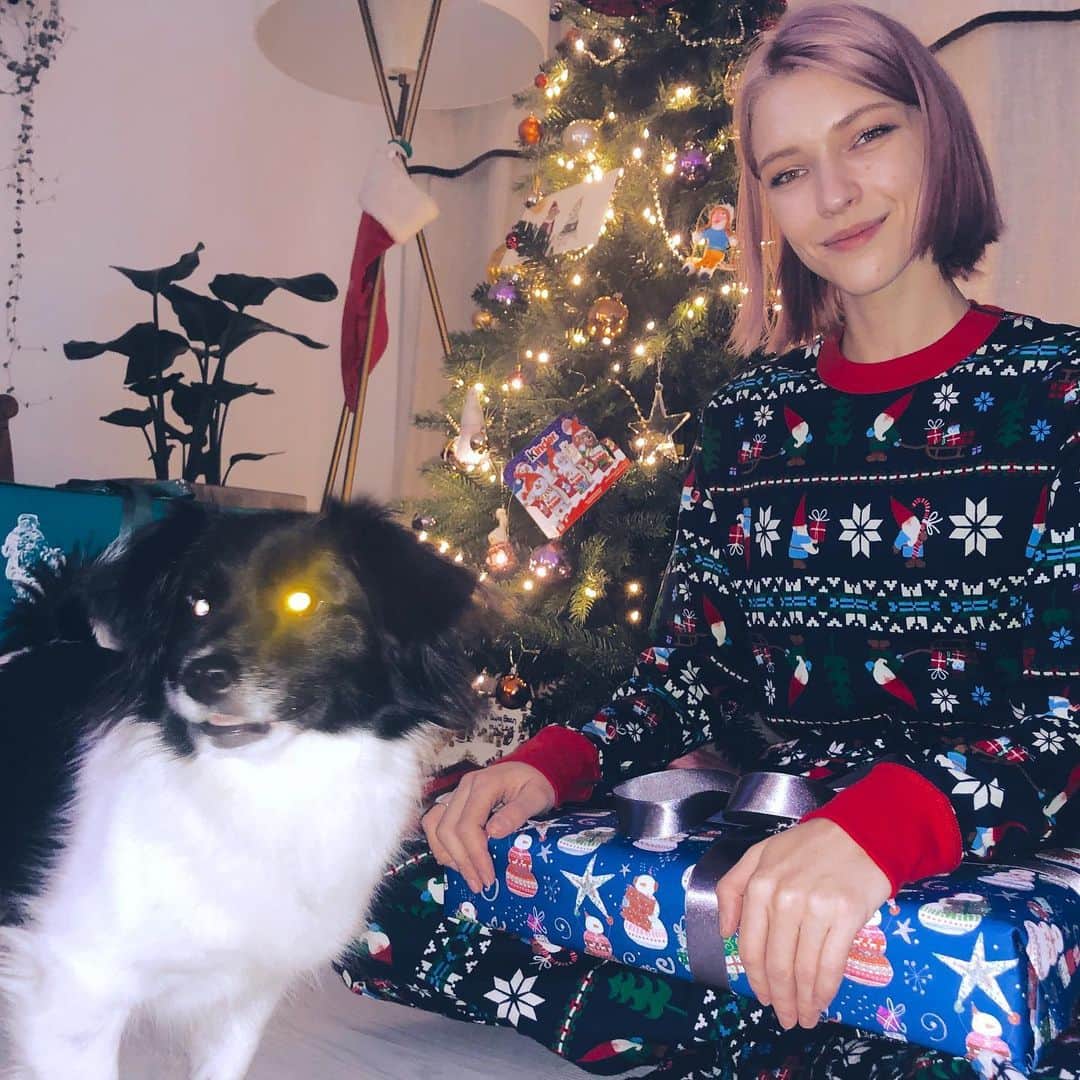 ステファニー・ミチョヴァのインスタグラム：「Merry Christmas and Happy holidays ❤️🎄 Frohe Weihnachten 😍 메리 크리스마스🥰」
