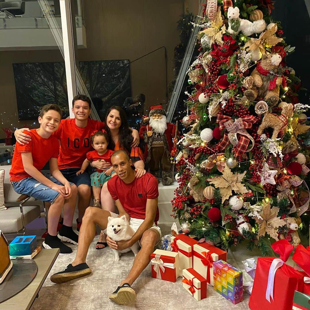 ミランダのインスタグラム：「Feliz Natal 🙏🏽que Deus abençoe e traga muita luz , amor, paz e alegria a todos! 🎄💫🎁」