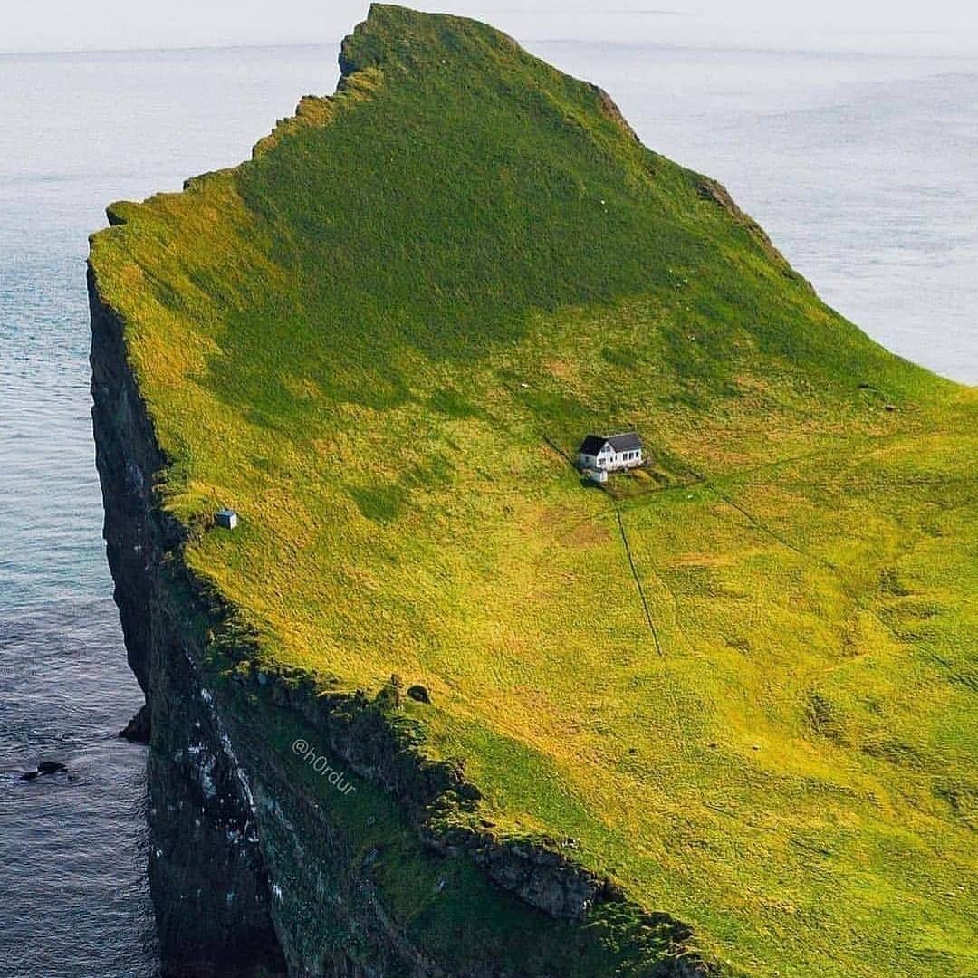 Padgramさんのインスタグラム写真 - (PadgramInstagram)「Private island in @Iceland 🇮🇸 Who would you live with here? Photos by @h0rdur #pgdaily #pgstar #pgcounty #iceland #planetgo #planet #planetearth #amazing #awesome #island #islandlife #icelandtravel」12月25日 21時52分 - planet.go