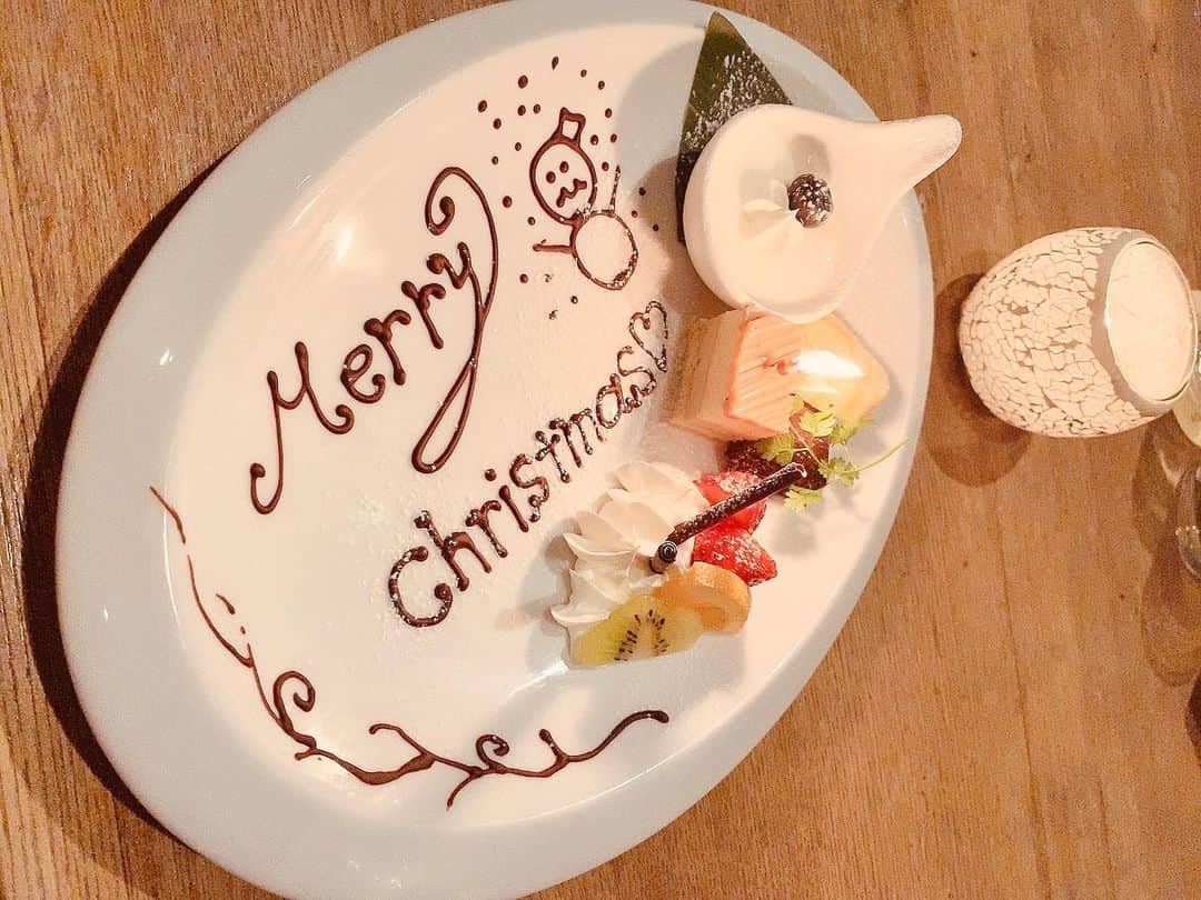 尾崎ありさのインスタグラム：「☃️❄️  ﻿  #merrychristmas  #christmas #beautiful #cake #chocolate #dessert #desserts #sweet #スイーツ #東カレ倶楽部 #メリークリスマス  #グルメ #食べスタグラム #サプライズプレート #バースデープレート #デザート #ケーキ #チョコレート #チョコペン #チョコペンアート」