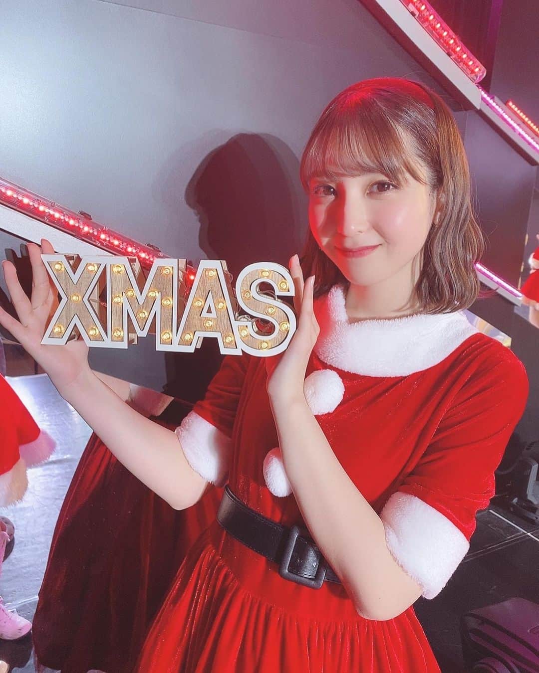 松岡菜摘さんのインスタグラム写真 - (松岡菜摘Instagram)「. . Merry Christmas 🎄🥂🎁 . 踊ったらいつのまにか 上がってきてたベルト。笑 . #Christmas #xmas #🎄 #メリクリ #🎁」12月25日 21時53分 - natsustagram_hkt