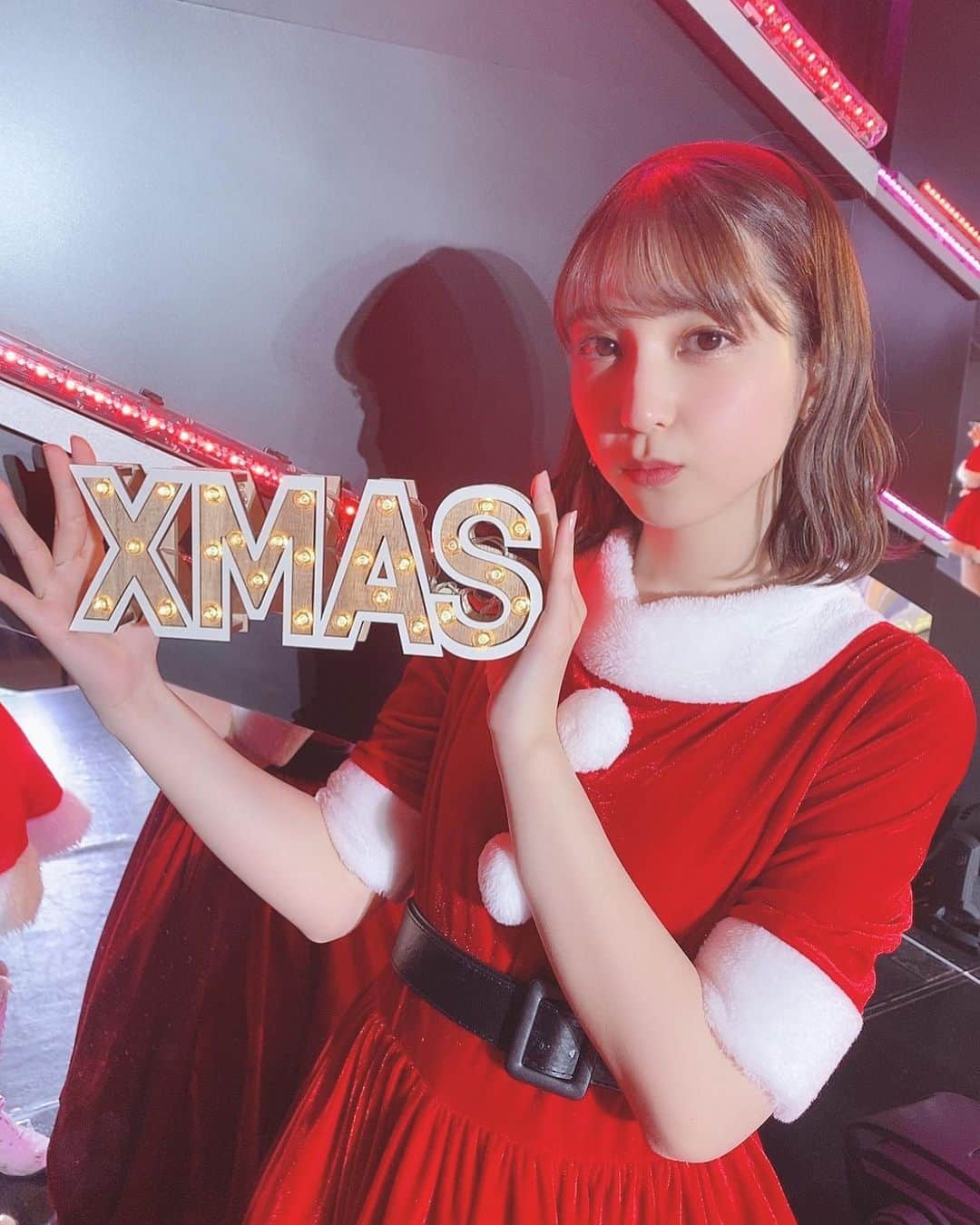 松岡菜摘のインスタグラム：「. . Merry Christmas 🎄🥂🎁 . 踊ったらいつのまにか 上がってきてたベルト。笑 . #Christmas #xmas #🎄 #メリクリ #🎁」
