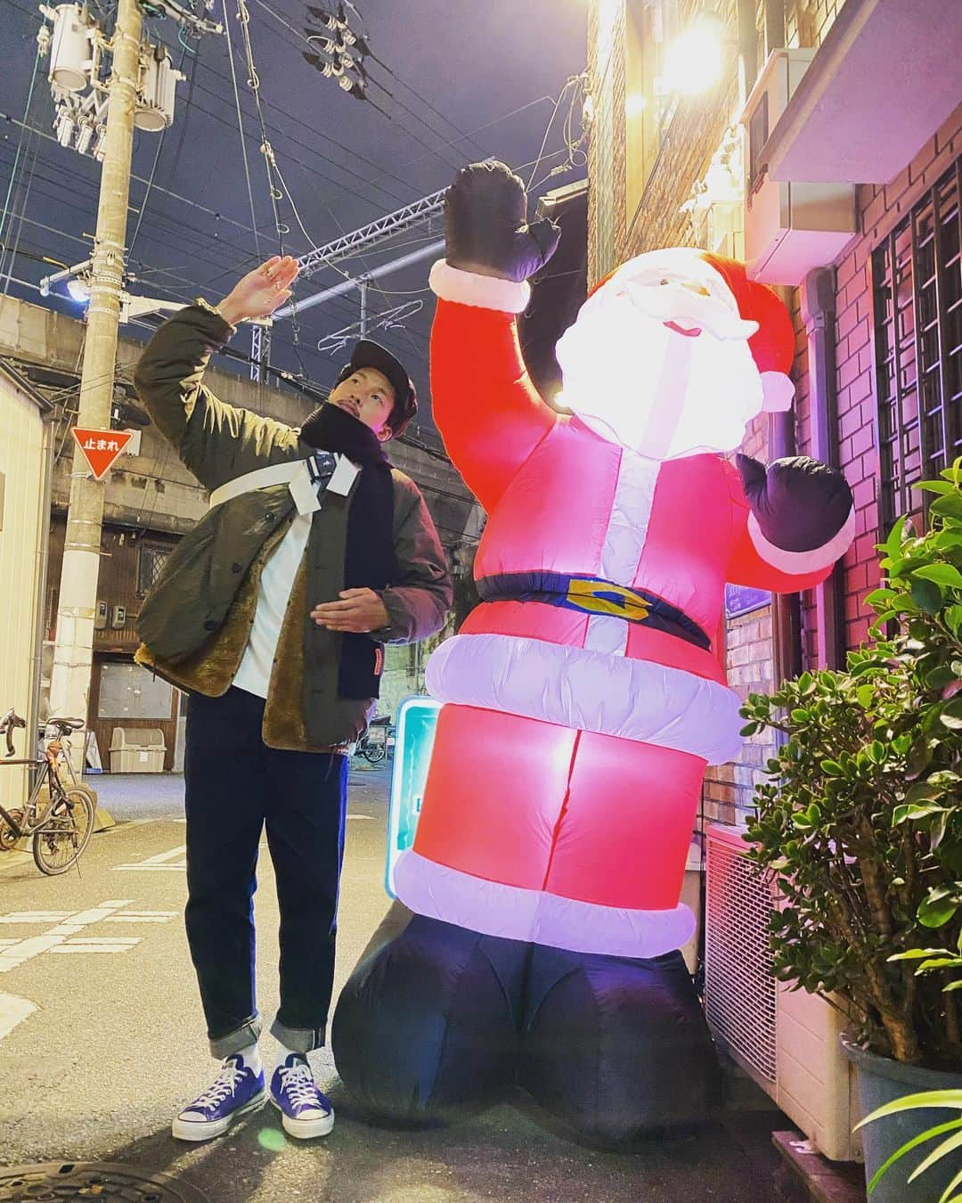 ソウタヤマモトさんのインスタグラム写真 - (ソウタヤマモトInstagram)「【#コーデヤマモト】 メリークリスマス🎅🏼 プレゼントはもらえましたか？🎁 ケンタッキーは、予約だけで全部売り切れるみたいです🍗 来年から事前に予約せなあきまへんね🍗  アウター:羽織ってる ライナー:着込んでる Tシャツ:着てる パンツ:履いてる 靴:履いてる 鞄:掛けてる キャップ:被ってる マフラー:巻いてる サンタさん:肥えてる トナカイ:どっか行ってる プレゼント:忘れてる  サンタさん靴ばかデカいな。室外機と同じくらいデカいな。 ベルトきつそうやな。止まれ。おちりちん。  #コーデヤマモト #ソウタヤマモト #五臓六腑 #吉本坂46 #gu #barbour #canpeprey #yaeca #converse #gregory #andersenandersen #freaksstore #alpha #クリスマス #サンタクロース #サンタさん #メリークリモト #服 #着てる #fasion #止まれ #おちりちん」12月25日 21時45分 - sota_tim