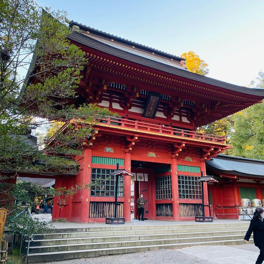 関口愛美さんのインスタグラム写真 - (関口愛美Instagram)「香取神宮⛩ 漆黒に金と鮮やかな装飾の珍しい本殿。檜皮葺屋根の伝統的な造りに斬新な配色で、華やかでありながら品のある美しさが物凄く素敵でした。写真より実物の方がずっとずっと良いです…！また訪れたいと思います✨  #香取神宮 #東国三社 #katorijingu #神社 #japaneseshrine #instajapan #東国三社参り #鳥居 #insta_japan」12月25日 21時45分 - sekiguchiaimi