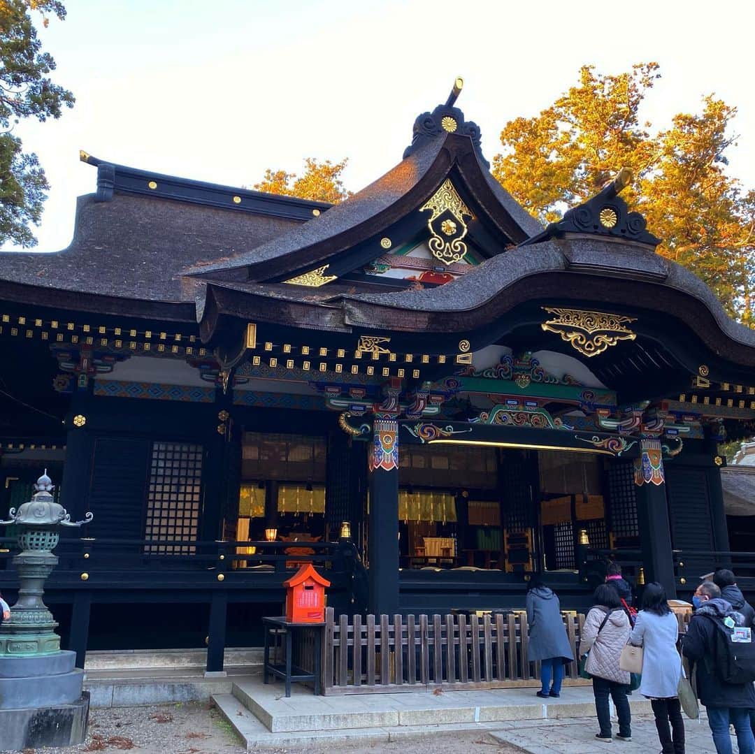 のインスタグラム：「香取神宮⛩ 漆黒に金と鮮やかな装飾の珍しい本殿。檜皮葺屋根の伝統的な造りに斬新な配色で、華やかでありながら品のある美しさが物凄く素敵でした。写真より実物の方がずっとずっと良いです…！また訪れたいと思います✨  #香取神宮 #東国三社 #katorijingu #神社 #japaneseshrine #instajapan #東国三社参り #鳥居 #insta_japan」
