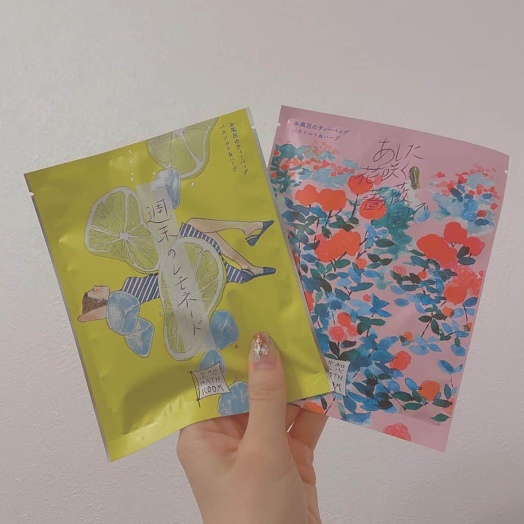 松崎博香のインスタグラム：「. このシリーズの入浴剤好き✌🏻 本当はLUSHとか使いたいけど お風呂掃除がめんどくさくなるのが難点← みんなは今なにしてるのー？🍩 #入浴剤 #空想bathroom #週末のレモネード  #あした花咲く薔薇園で」