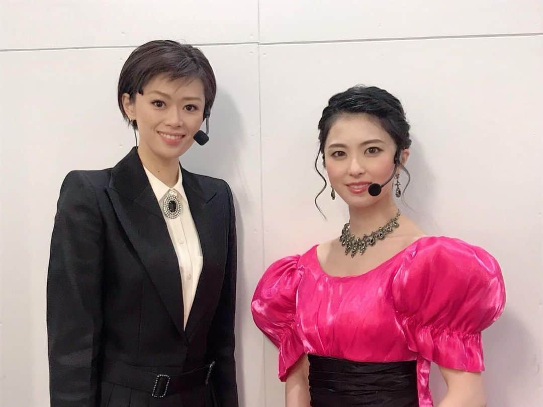 のインスタグラム：「皆様クリスマスはいかがお過ごしでしょうか？？  昨日のクリスマスイブ  ゆいち（　#実羚淳  くん）と歌のお仕事をさせていただきました🎄  屋外で、ソーシャルディスタンスを保ってのステージでしたが 在団中のことを思い出して背筋がピッと伸びるひとときでした！  ゆいちと一緒にパフォーマンスするのは7年ぶり！ たくさん支えてもらいました🙇🏻‍♀️ 一緒に歌えて嬉しかったなぁ🧚🏻‍♀️  そして昨日は2020年の歌いおさめでもありました。  歌える喜び、難しさ、お客様にLIVEで歌を届けられる幸せ…  たくさんの思いを忘れずに来年に向かいます！  #咲花莉帆  #元宝塚　#宙組　コンビでお届けしました」