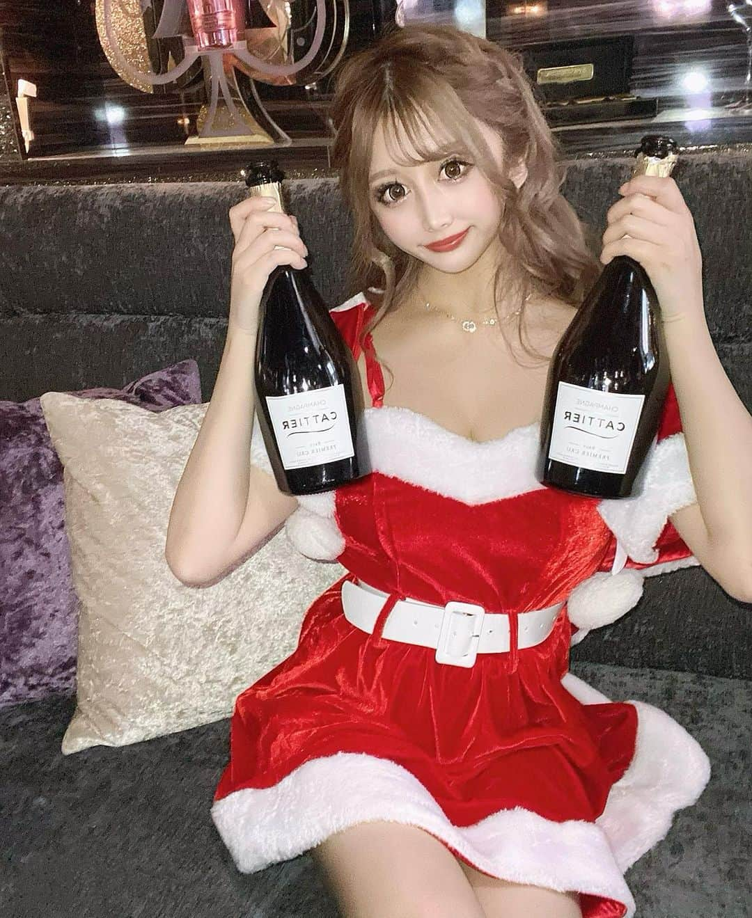 愛咲まいかのインスタグラム：「🌸  シャンパンファイト🍾  サンタコス今日最後🎅🏻❤️  #キャバ嬢#キャバクラ#名古屋#錦#錦3#愛咲まいか#テラスハウス#ニュークラブ#ミリオングループ#歌舞伎町#六本木#すすきの#中洲#ミナミ#北新地#ドンペリ#アルマンド#ソウメイ#シャンパン#酒ヤクザ#ヘアセット#ドレスアップ#クラブ#ラウンジ#ガールズバー #ホスト#ポケパラ#ナイツネット#ナイブロ#いいね返し」