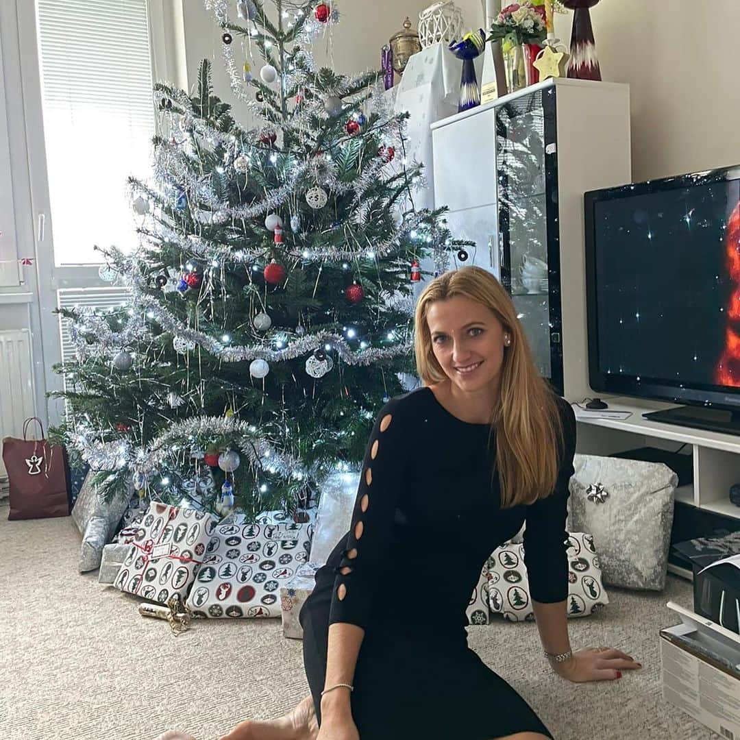 PetraKvitovaのインスタグラム：「Stastne a vesele Vanoce preji Vam vsem a Vasim blizkym 🎄  Merry Christmas from my family to yours 🎄」