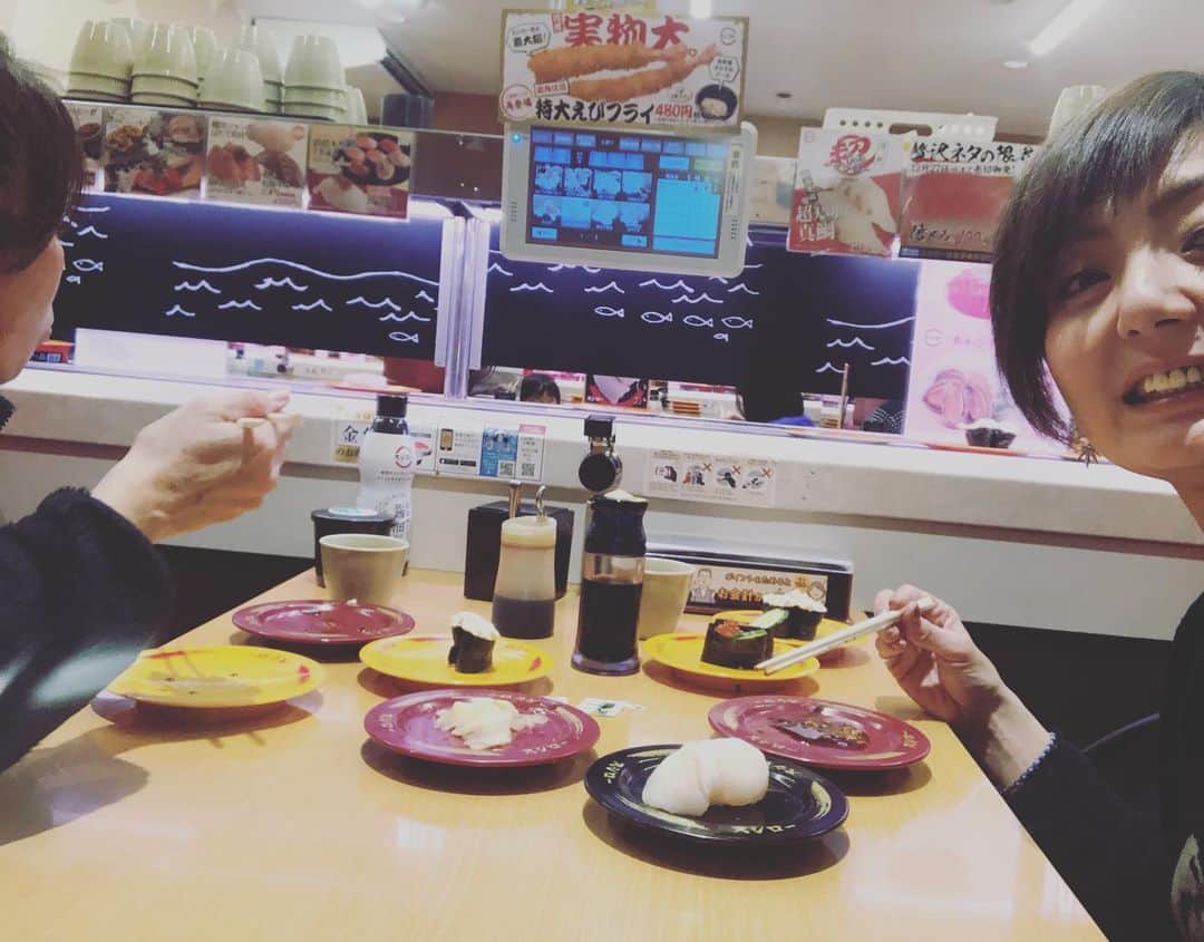 真矢のインスタグラム：「・ ・ 朝から沢山のHAPPY BIRTHDAYをありがとうございます😊🙏✨🎄   お誕生日の今日はお仕事からの〜母上とスシロー🍣w  母上も私の母になって39年😂  手はかからないかわりに、自由に生きすぎて心配ばっかりかけてすみません😭💦笑  39歳だけに、私にかかわってくれる全ての人達にサンキュー😆❤️‼️‼️‼️  みんな愛してる❤  ✴︎ ✴︎ #誕生日 #mybirthday  #christmas #プレゼントは1つ  #覚えてもらえる事プライスレス #感謝 #崖っぷちアラフォー」