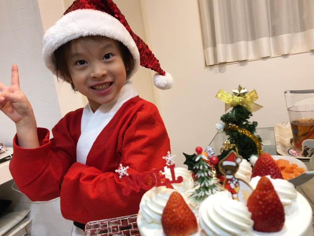 山田泰三のインスタグラム：「メリークリスマス🎄 大変な年になりましたが、家族みんな健康でクリスマスを過ごせることに感謝✨ 皆さまもステキなクリスマス＆良いお年を❗️ #メリークリスマス #クリスマス #ファミリークリスマス #merrychristmas #おうちパーティ #子育て #子育てパパ」