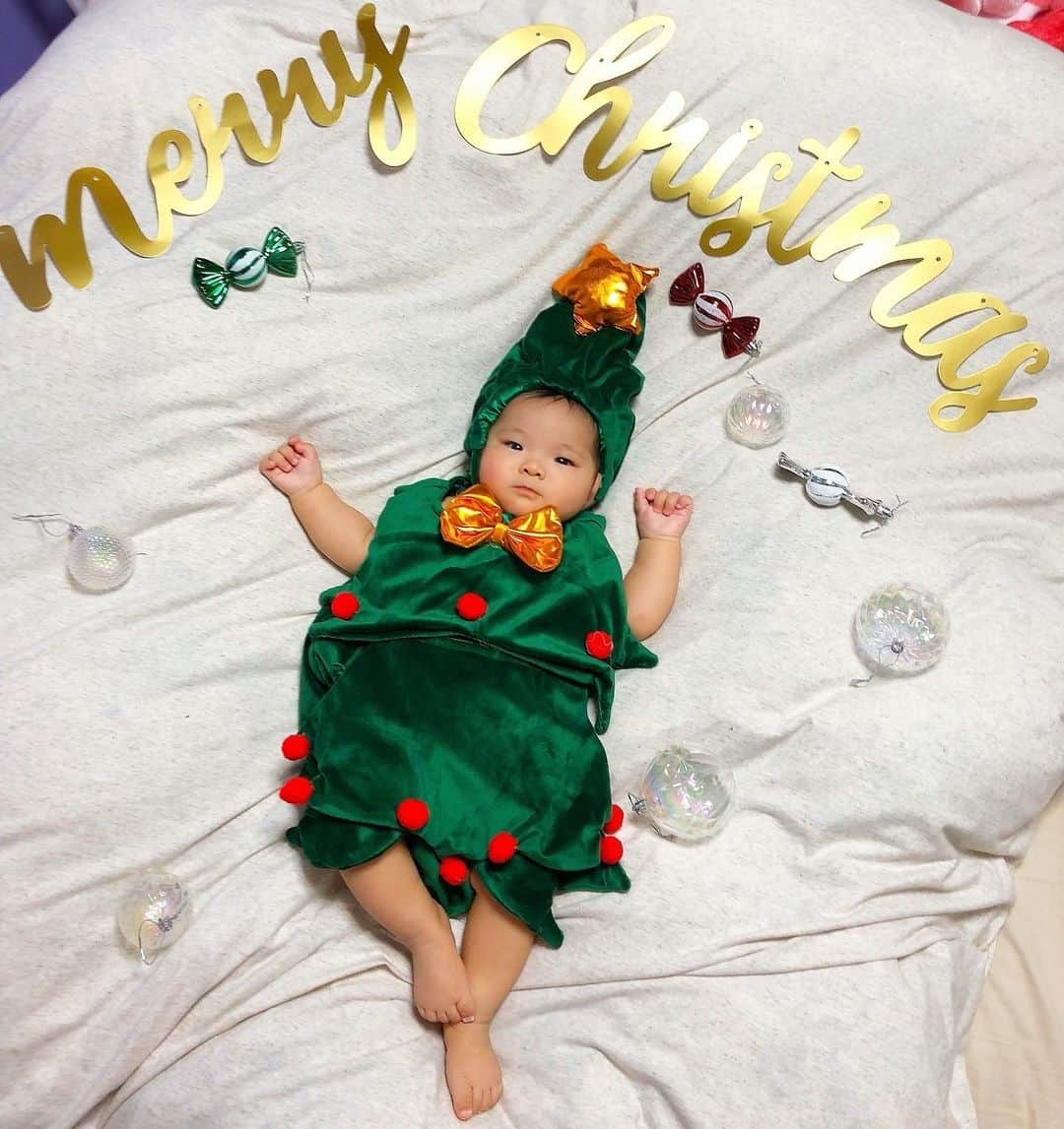 miniのインスタグラム：「皆、素敵なクリスマスを🎄💛❤️💚 HAPPY HOLIDAY👶🏽🎅🏽🎁💓💜 #merrychristmas #xmas #baby #christmastree #christmastreebaby #ベビー #生後6ヶ月 #ベビークリスマス #ベビークリスマスツリー #なんたってあっさり顔なため被り物が似合う #もう被り物慣れしてきてる #あぁまた被り物ね被ればいいのねって」