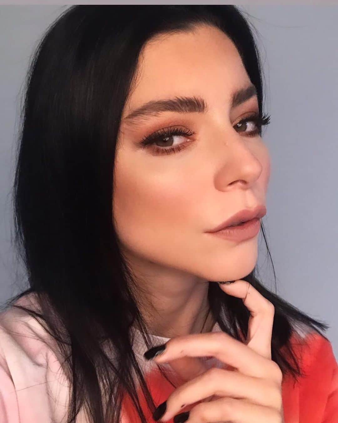 Merve Boluğurのインスタグラム：「Çekim🌹 makyaj: @gulhanaydiin saç: @tanerizmm」