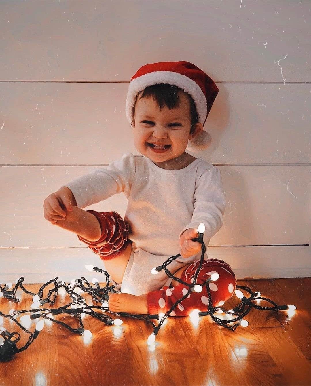 T.J.マックスのインスタグラム：「Wishing you a Merry Christmas, from our family to yours ❤️🎄(📷: @the.wildflower.mom)」