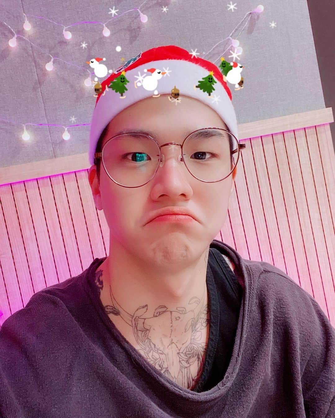 【公式】TEEN TOPさんのインスタグラム写真 - (【公式】TEEN TOPInstagram)「🎄Happy Christmas 🎄  💜For. ANGEL🎁  #틴탑 #TEENTOP #크리스마스 #Christmas #MerryChristmas」12月25日 22時00分 - official_teentop