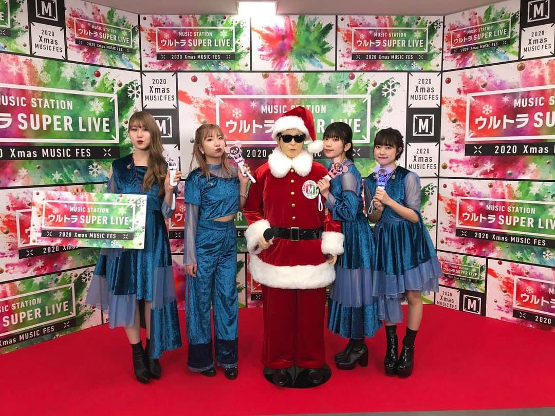 Little Glee Monsterさんのインスタグラム写真 - (Little Glee MonsterInstagram)「#mステウルトラスーパーライブ  ありがとうございました🎄✨✨  #足跡 を歌わせて頂きました！ #タモサンタ さんと記念撮影☺️  #リトグリ #lgm #メリクリ #タモリ さん #今年もありがとうございました #新しい衣装でした #クリスマスは楽しめましたか🎄 #メンバーは今日もケーキを食べました🍰 #アルバムgradationの特設サイトができましたのでぜひチェックしてくださいね #収録曲がお知らせされていきます☺️」12月25日 21時54分 - littlegleemonster_official