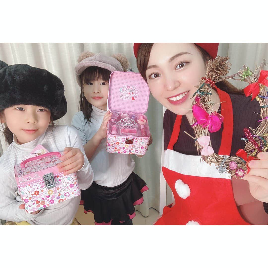 林渚のインスタグラム：「メリークリスマス🎁🎄  ①サンタさんからのプレゼント ②ことちゃんの手作りリース ③パパからのBRUNOホットプレート！  #merrychristmas #xmas #family #kids #sisters #happyholidays  #christmas #present #bruno #クリスマス #プレゼント #リース #サンタクロース #サンタコス #姉妹 #家族 #ホットプレート」