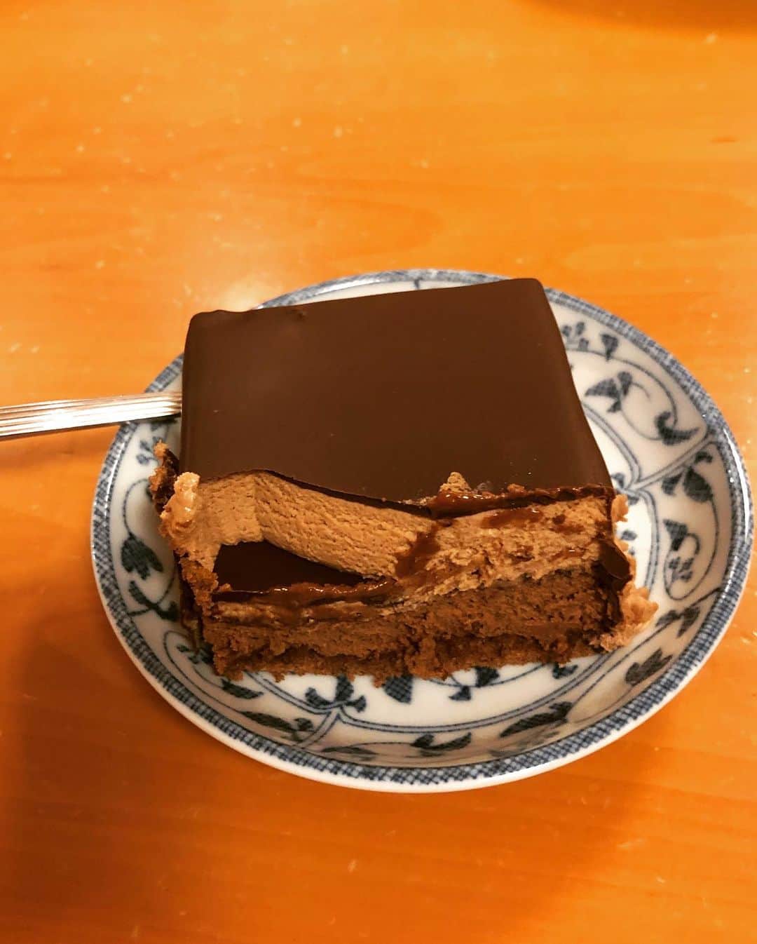 永田裕志さんのインスタグラム写真 - (永田裕志Instagram)「クリスマスの夜はすき焼きを食べました。 ケーキはチョコレートケーキを食べました。 最後は幸せな顔になりました。 #メリークリスマス  #永田裕志  #永田裕生  #すき焼き  #チョコレートケーキ」12月25日 21時55分 - yuji_nagata