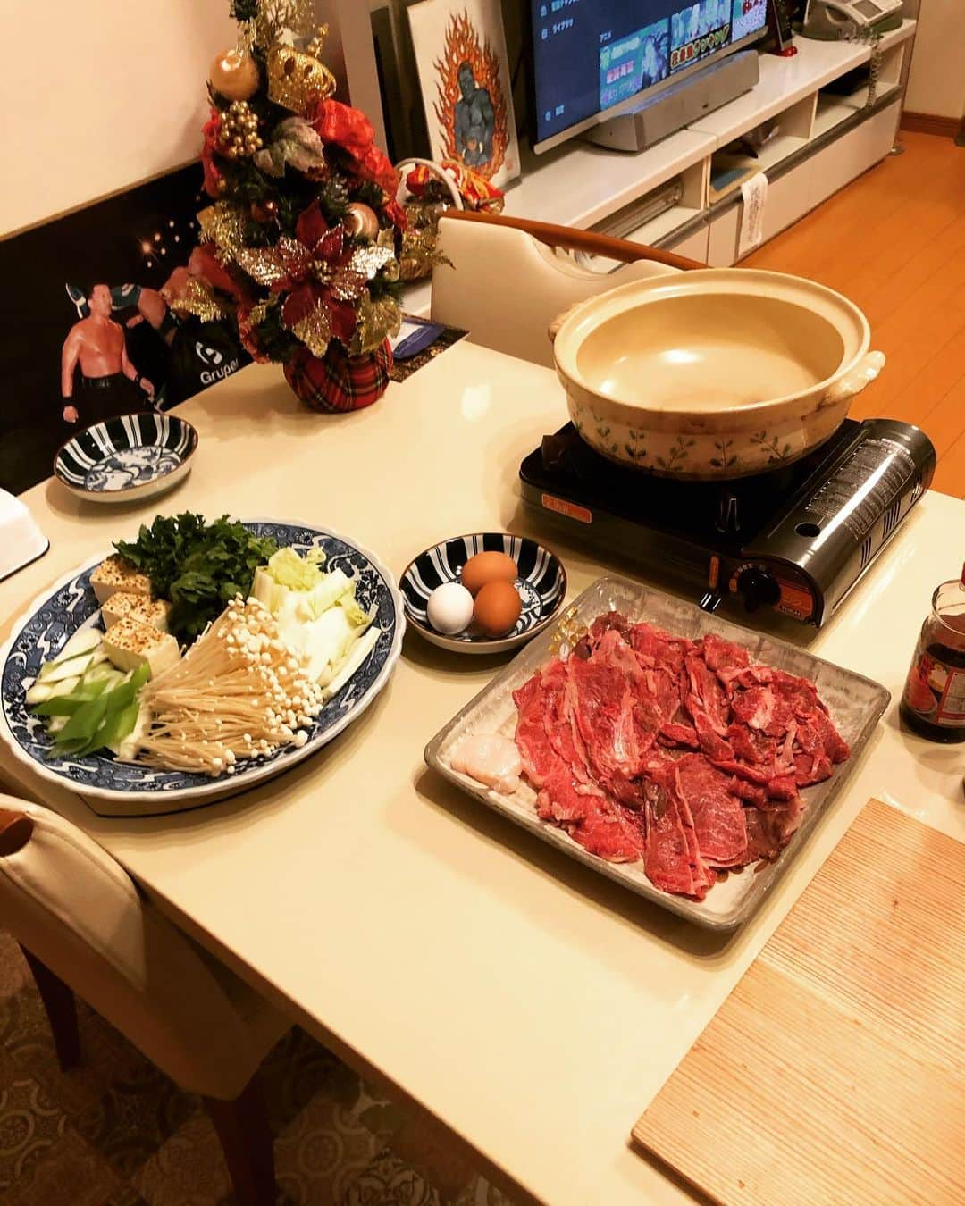 永田裕志さんのインスタグラム写真 - (永田裕志Instagram)「クリスマスの夜はすき焼きを食べました。 ケーキはチョコレートケーキを食べました。 最後は幸せな顔になりました。 #メリークリスマス  #永田裕志  #永田裕生  #すき焼き  #チョコレートケーキ」12月25日 21時55分 - yuji_nagata