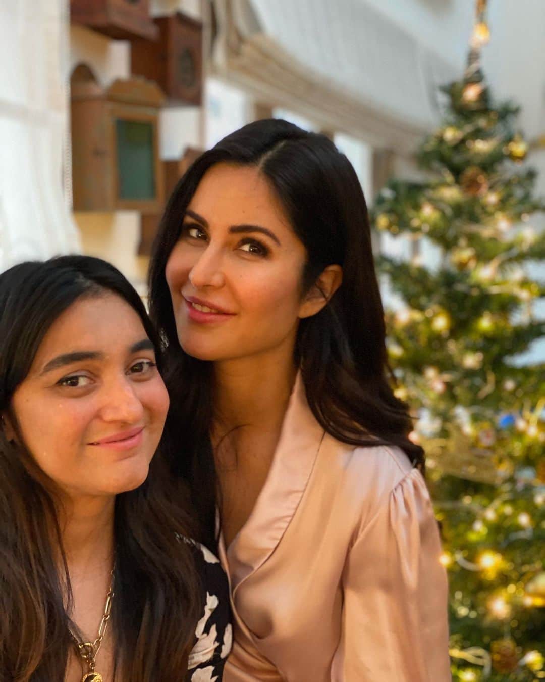 カトリーナ・カイフのインスタグラム：「Merry Christmas everyone 🌲❤️🎁」