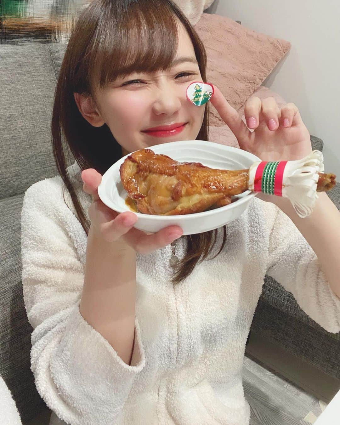 大段舞依のインスタグラム：「﻿ ﻿ 𝚖𝚎𝚛𝚛𝚢 𝚌𝚑𝚛𝚒𝚜𝚝𝚖𝚊𝚜🎄﻿ ﻿ ﻿ ほっぺにシール貼ってチキン食べた〜〜🍗﻿ ﻿ サンタさん...まだ待っとおよ🥺🥺🥺🥺﻿ ﻿ ﻿ #1225 #クリスマス #チキン #サンタさん﻿ #シール #お家クリスマス﻿ ﻿」