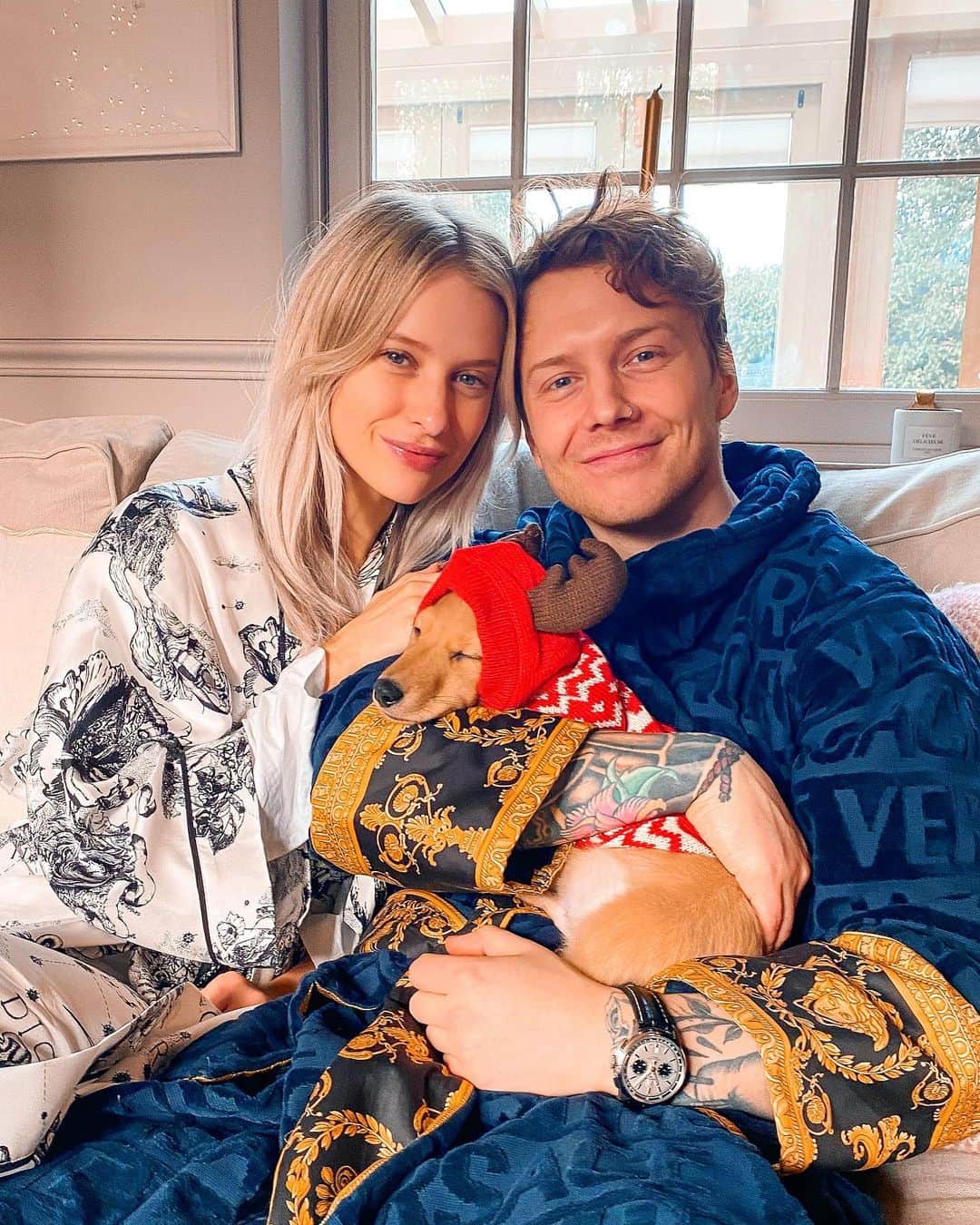ビクトリアのインスタグラム：「Merry Christmas from the two of us and our baby reindeer ⛄️」