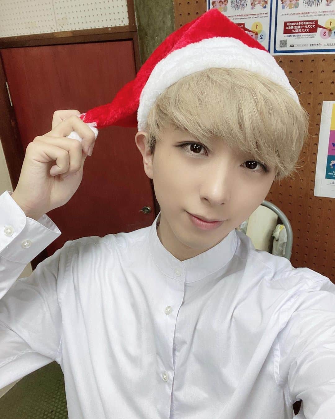 のインスタグラム：「メリークリスマス🎅🎄🎁 プレゼントなにほしい？？？  #メリークリスマス #merrychristmas #サンタクロース #韓国好きな人 #韓国好きな人と繋がりたい #韓国男子 #メンズアイドル #アイドル #idol #かっこいい #かわいい #fff #l4l #f4f #ootd #bts #jo1 #ulzzangboy #셀카 #얼스타그램 #팔로미 #얼짱」