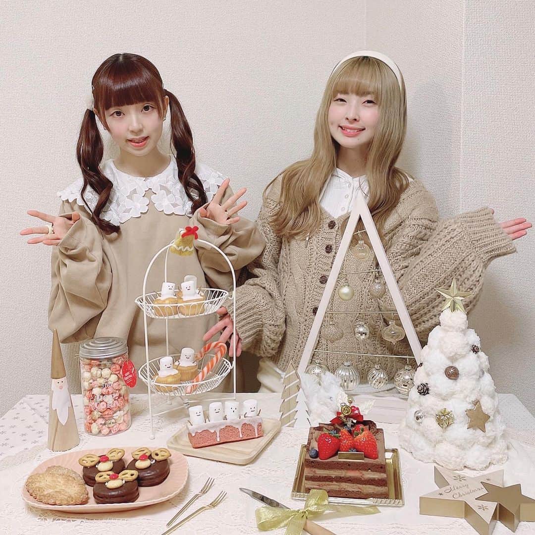 茉里のインスタグラム：「🎄𝕄𝕖𝕣𝕣𝕪 𝕏𝕞𝕒𝕤🎄  今年もみづきと #おうちクリスマス  私のスタイリングもしてくれたよ！毎年ありがとう🤍  去年は私が装飾したからめっちゃキラキラ系だったけど、今年はみづき装飾だからシンプル可愛い系🦌 雪だるまマシュマロ⛄️も去年より上手くなってて可愛かったの☺️  ご飯も美味しかったし飾りつけも楽しかった🎂  #merrychristmas #xmasparty」