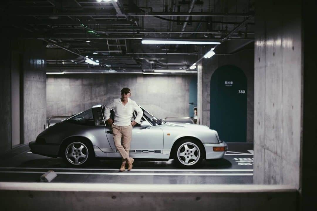 MOTUL Japanさんのインスタグラム写真 - (MOTUL JapanInstagram)「【Porsche964で300Vインプレッション】 . ”LEON”や”Begin”といった人気男性誌を創刊してきた名編集長である岸田一郎氏。 . 岸田氏が運営するYoutube ”岸田チャンネル” でクルマやバイク遊びを公開しています。 . 今回は同氏の愛車PORSCHE 964でのリフトを使わないオイル交換の様子や交換後のインプレッションが映されています。 . https://youtu.be/-GEVl9PzNXc . 身近な目線で映す”岸田チャンネル”は必見!!! ぜひご覧ください!! . 写真は岸田氏と愛車のPORSCHE 911 Carrera4 Targa!!! 964にもMotul!! . #Motul #MotulJapan #PoweredByMotul  #岸田チャンネル #岸田一郎 さん #オイル談義 #porsche #porsche911 #porsche964 #porsche964carrera4 #porsche964carrera4targa #ポルシェ #ポルシェ911 #ポルシェ964 #ポルシェ964カレラ4タルガ #ポルシェ964カレラ4 #ポルシェ964タルガ #空冷ポルシェ #オイル好きな人と繋がりたい #ポルシェ好きな人と繋がりたい #空冷ポルシェ好きな人と繋がりたい #クルマ好きな人と繋がりたい #車好きな人と繋がりたい #お洒落さんと繋がりたい #motul300v #オイル交換 #高性能オイル #モチュール」12月25日 22時00分 - motuljapan