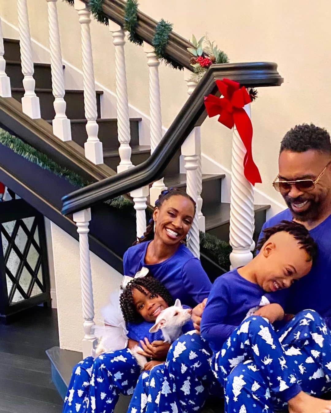 シャノーラ・ハンプトンのインスタグラム：「From mine to yours!! Merry, merry, happy, happy, joy to all!」