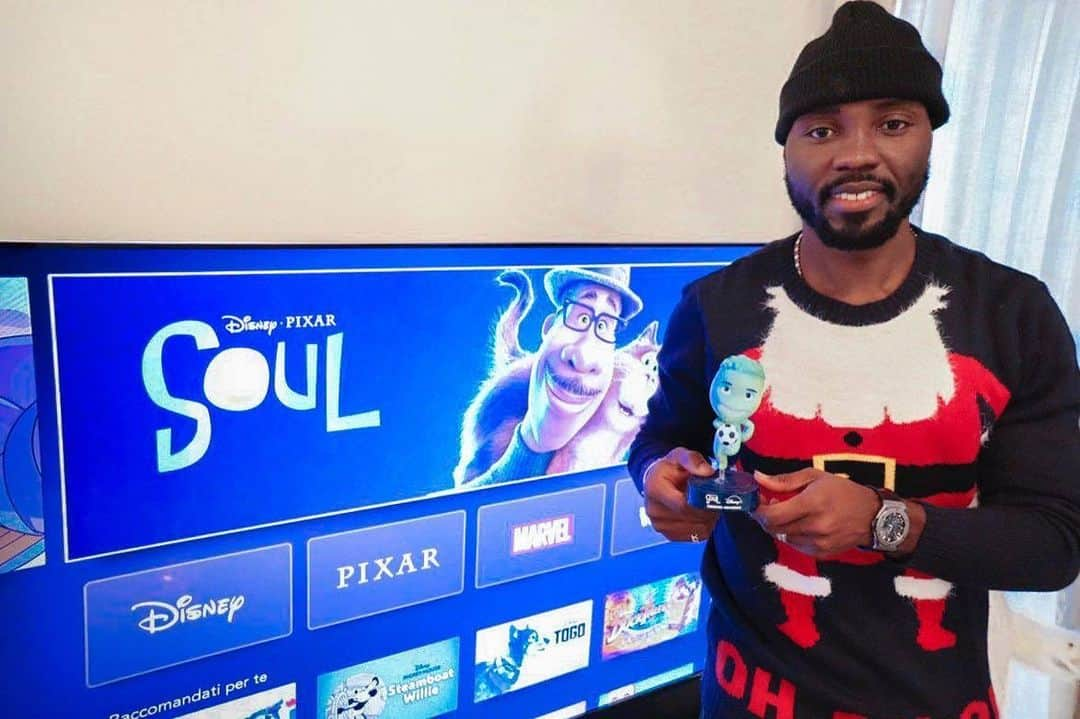 クワドォー・アサモアのインスタグラム：「Oggi voglio festeggiare Natale con la mia famiglia e non c'è niente di meglio che farlo vedendo #SOUL il nuovo film Disney Pixar in esclusiva su Disney Plus. Che ne dite della versione di me immersa nel mondo di SOUL?...che bello! ora guardiamoci il film! @disneyplusit #ad」