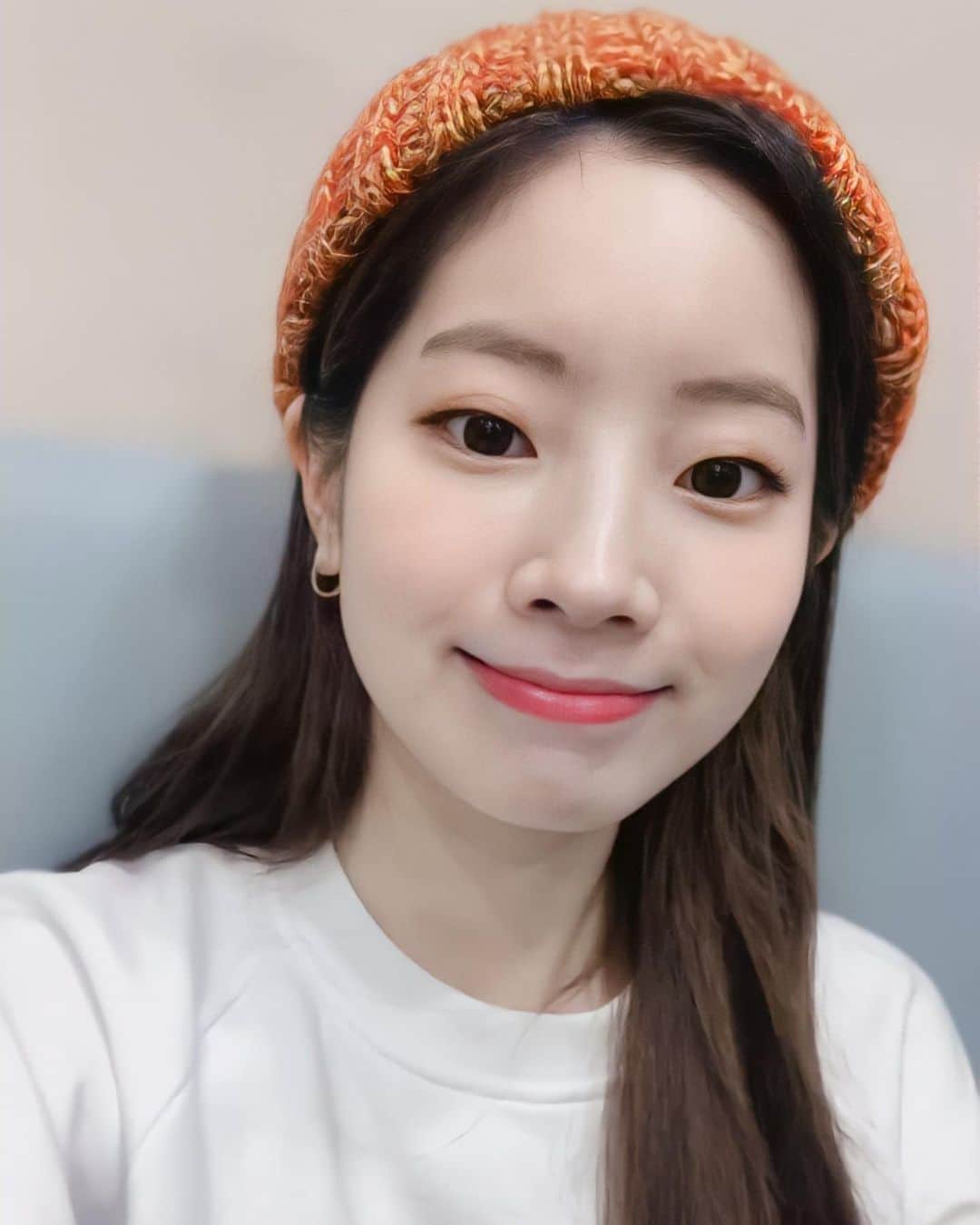 ダヒョンのインスタグラム：「Hi ONCEs 👋 I hope it's not too late to wish Merry Christmas and happy holiday everyone 🎄💕」